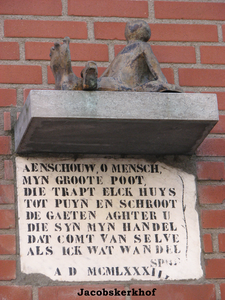 833250 Afbeelding van het ‘kleinste beeldje in de stad', De Groote Poot, met onderschrift, aan de gevel van het pand op ...